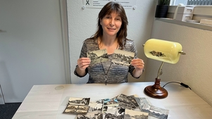 Beatrice Marasco hält zwei Original-Postkarten aus ihrer Sammlung hoch: Links ist die Hauptstrasse in Sulgen um 1915 abgebildet, rechts das Sulger Bahnhofsquartier um 1965.
